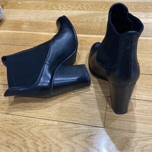 Stuart Weitzman Women Leather Ankle boots.